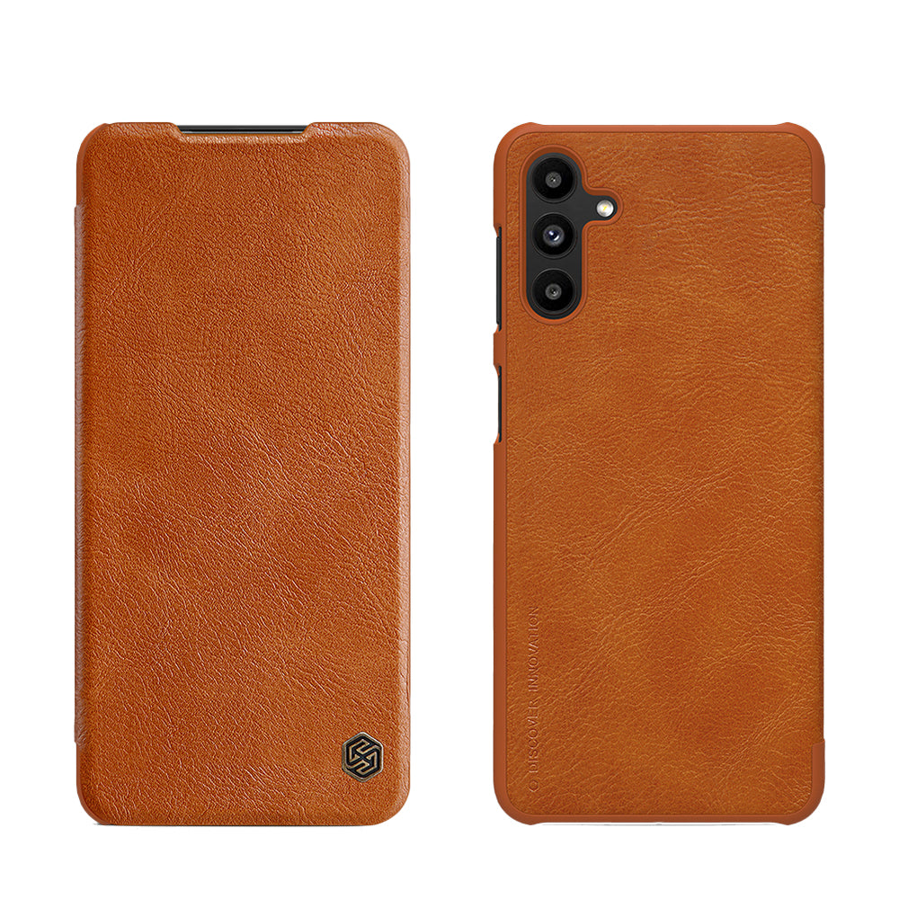 Capa de couro Nillkin Qin para Samsung Galaxy A13 5G na cor castanho.